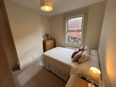 Double Room - Close to Leonardos, Seaton Road  Main Photo