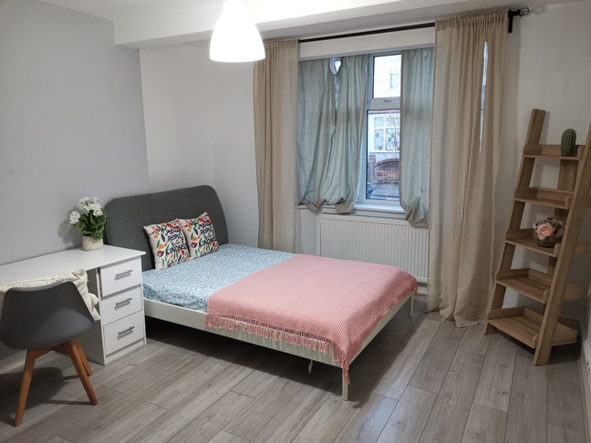 CR4 3AQ Double room with WIFI Cleaner Main Photo