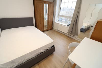 Large Bright Double Room Next to Canary Wharf!! Main Photo