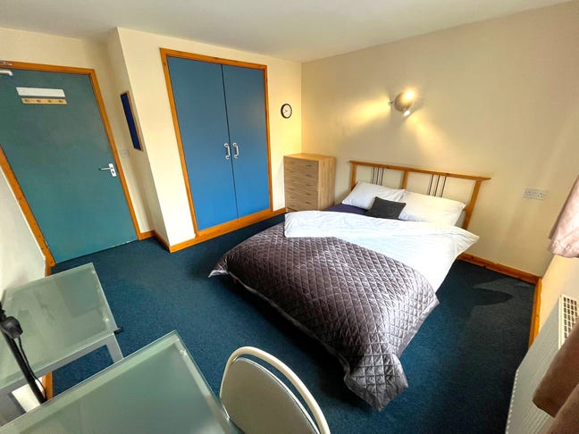  Only &pound;475pcm,  Inclusive!  Russell  Road,  NG7  Main Photo