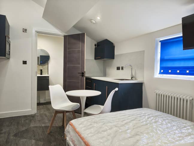 Newly Refurbished Studio Flat one week Rent Free! Main Photo