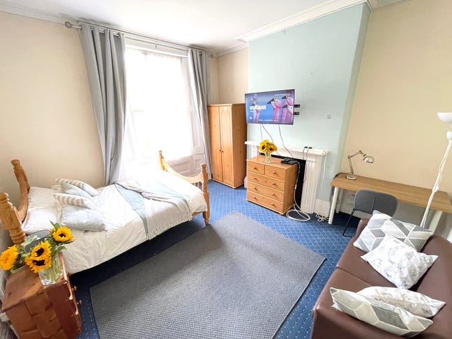 2 double rooms, close to town - Bills included  Main Photo