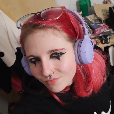 Professional Female seeks a single or double room Main Photo