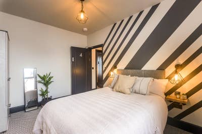 Large double sharing bathroom with only one other! Main Photo
