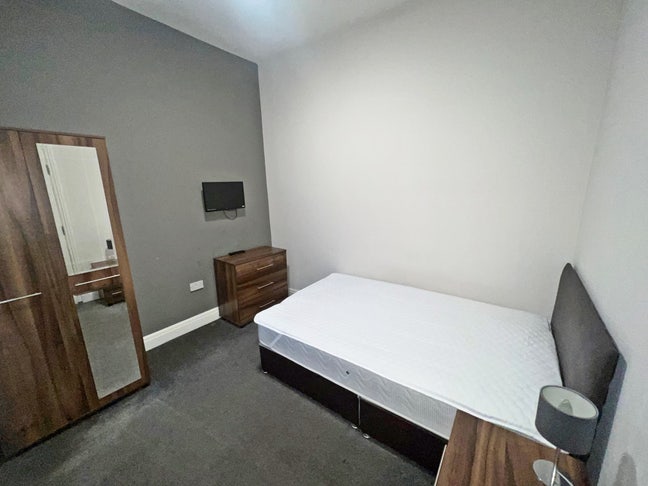 Room - Shared Bathroom, Parker Street Warrington Main Photo