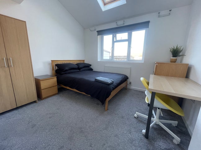 Affordable Shared House for Young Pros 🏡 Main Photo