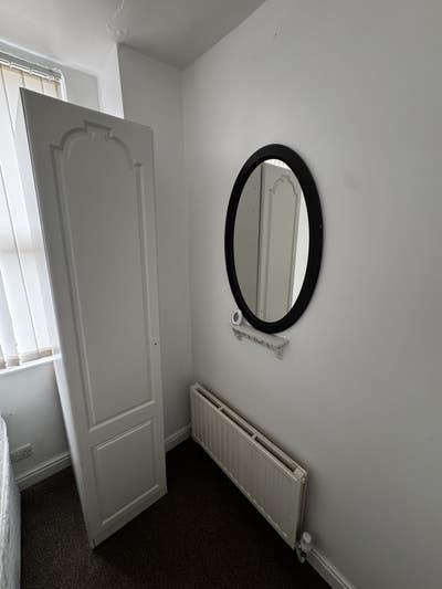 1 Small Double Room to Rent L13 Main Photo