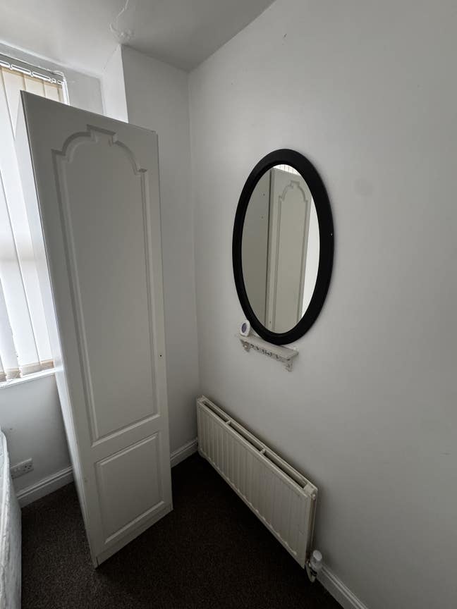 1 Small Double Room to Rent L13 Main Photo