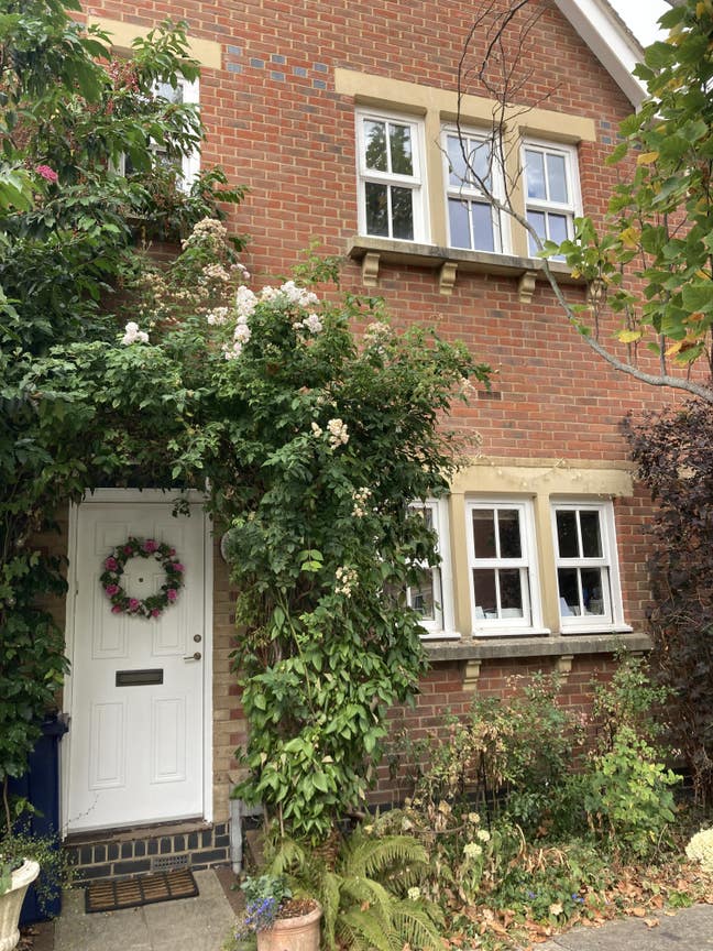 Attractive central top floor 1 bed mini appt. Main Photo