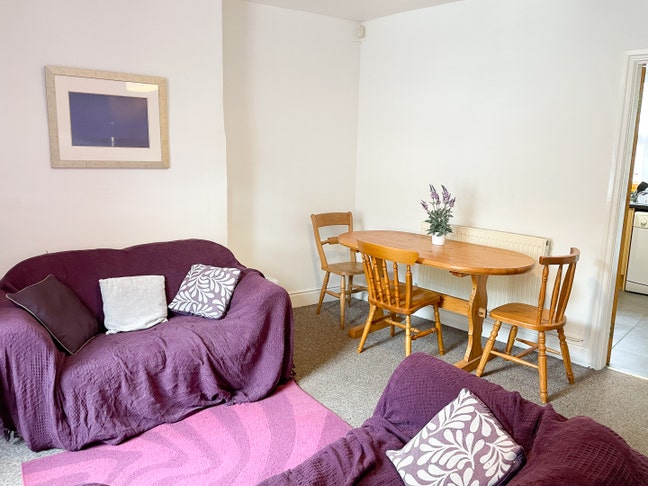 Student double bedroom with separate study Main Photo