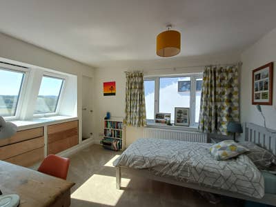 Newly refurb ensuite room in riverside family hm Main Photo