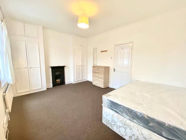 Huge Double 5 Mins Walk to Tube!! Main Photo