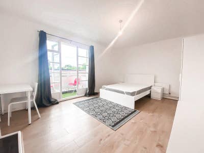 Gigantic Double in Norbiton!! Must See!!  Main Photo