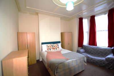 Large Room in Shared House – Fast Commute ! Main Photo