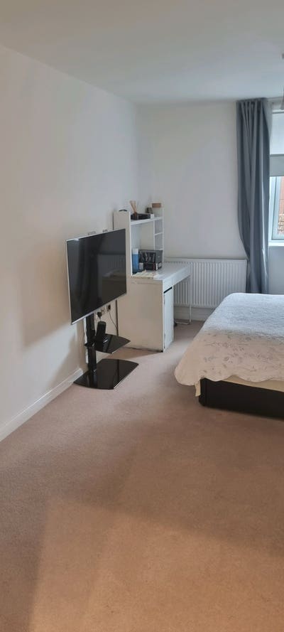 One bedroom ensuit. Main Photo