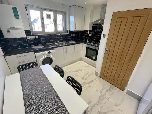 All Bills Included 5 bedroom NW1 2 WCs Main Photo