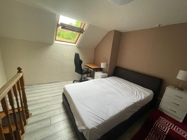  1 double bedflat above shop Main Photo