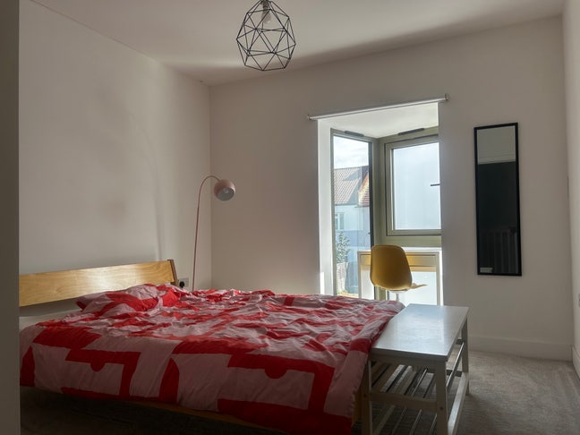 Bright King-Size Room in Quiet New-Build Home 🐶 Main Photo