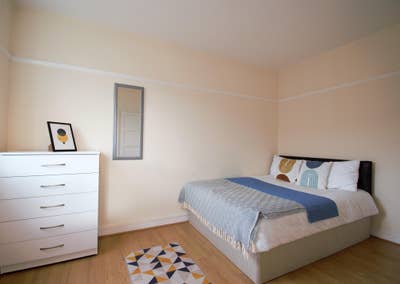 Modern Double Room – Close to Transport! Main Photo