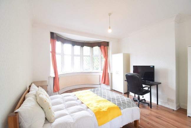 Stylish Room in a Friendly House Share! Main Photo