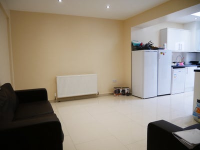 Urgent: Spare room available  Main Photo