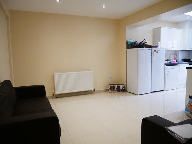 Urgent: Spare room available  Main Photo