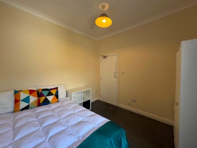 Spacious Double Room in Great Location! Main Photo