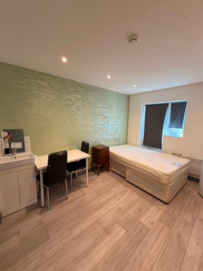 Studio Room - Wheatley Crescent, Hayes, UB3 Main Photo