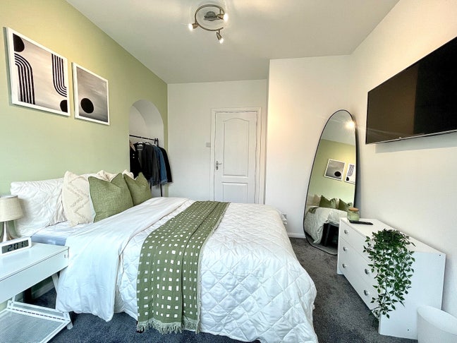 High end living - All Bills Included  Main Photo