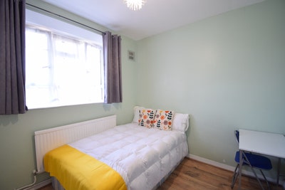Comfortable Room in Modern Flatshare! Main Photo