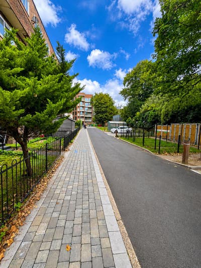 4 Amazing Rooms in Classy Highbury - Front Garden Main Photo