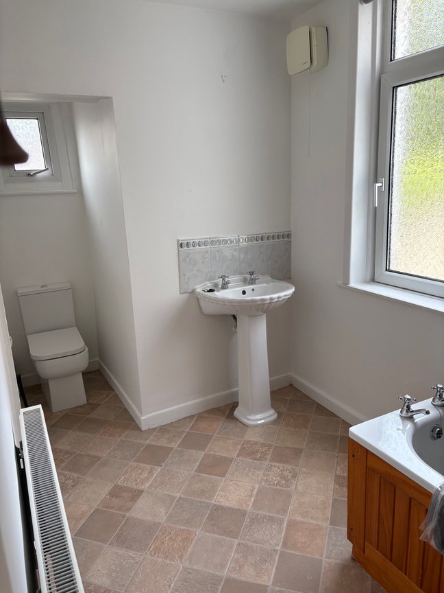 Smart room in spacious house Main Photo