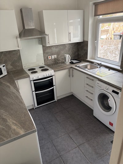 Smart room in spacious house Main Photo