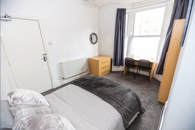 Tenancy takeover in student house share Main Photo