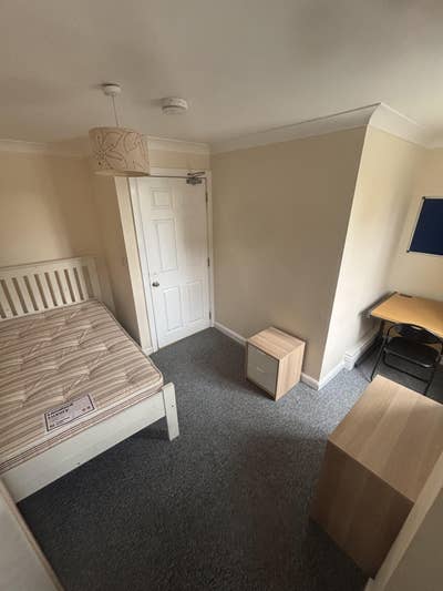Large Double Bedroom in Shared House Main Photo
