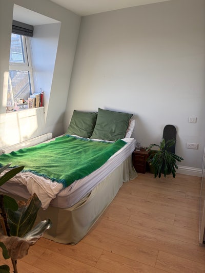2 bedrooms available in a 3 bed flat E5 Main Photo