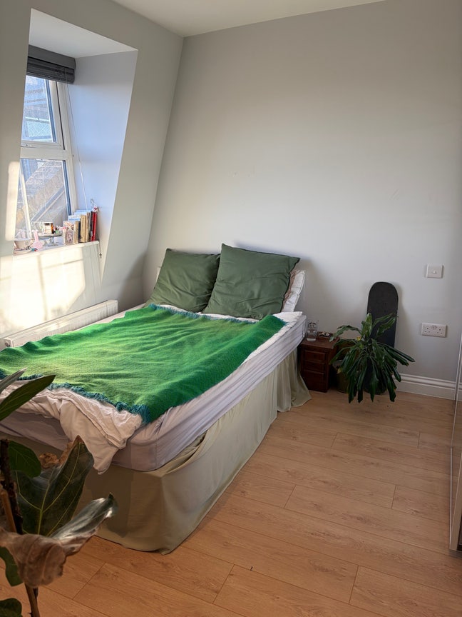 2 bedrooms available in a 3 bed flat E5 Main Photo