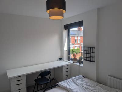 Spare room to rent in Gorse Hill renovated house  Main Photo