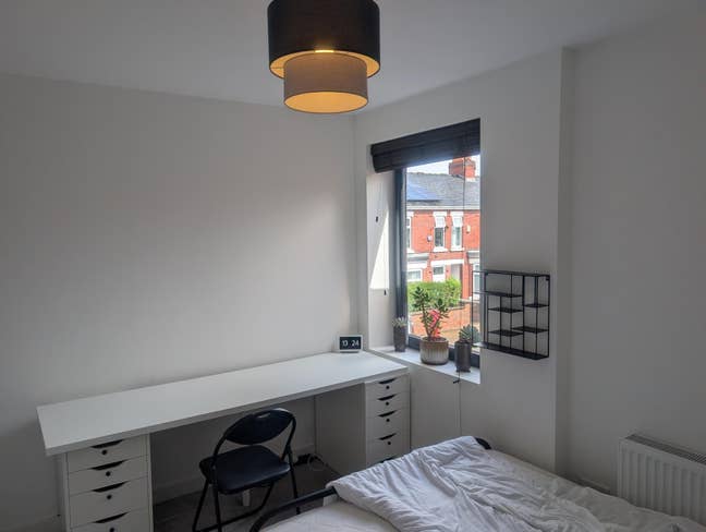 Spare room to rent in Gorse Hill renovated house  Main Photo