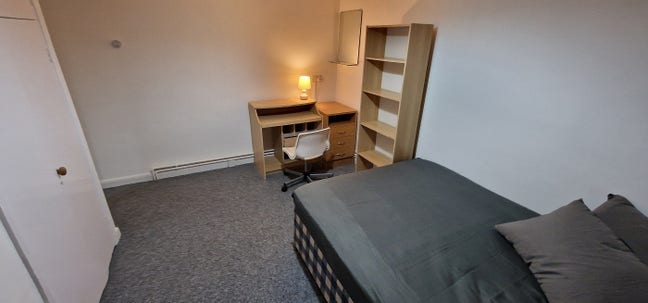 4 Bed Flat in Roehampton - Available Now Main Photo