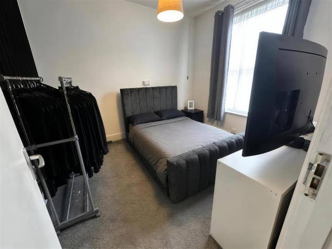 1 Bed Flat - Portswood - BILLS INC - Available Main Photo