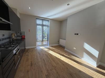 Modern 1 Bedroom Flats - Available Now (Ex. bills) Main Photo