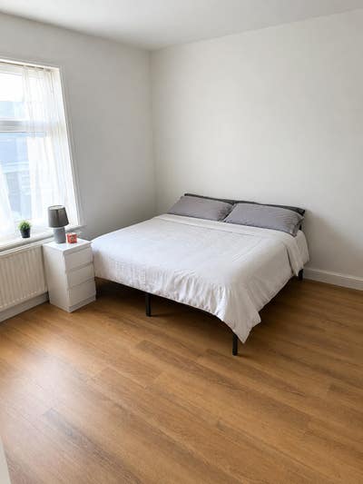 Bright, furnished double room available in a fully Main Photo