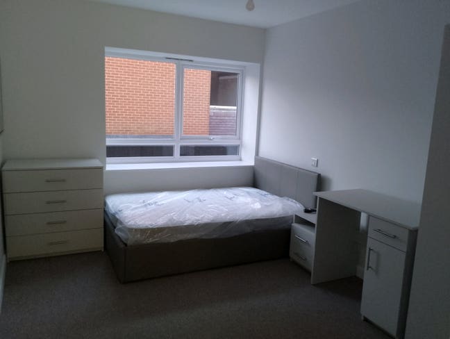 En suite small double room in Town Centre (HMO) Main Photo