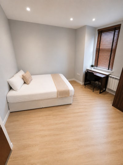 Modern Studio – 4 Mins to Seven Sisters Main Photo