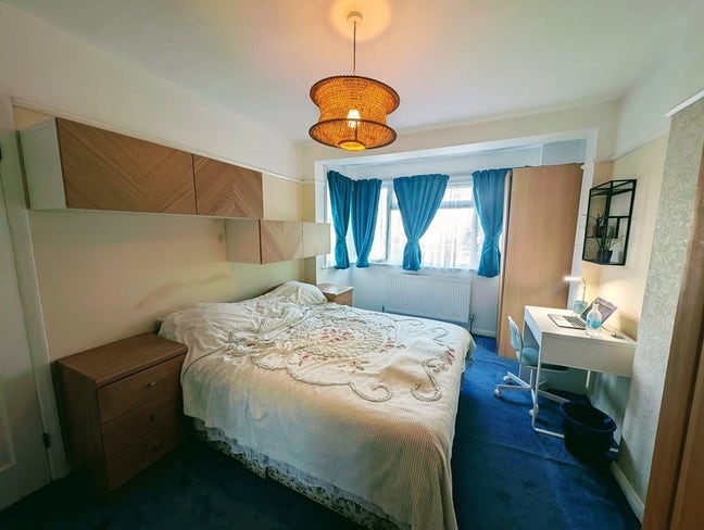 Spacious Double Room – CR4 –All Bills Included Main Photo
