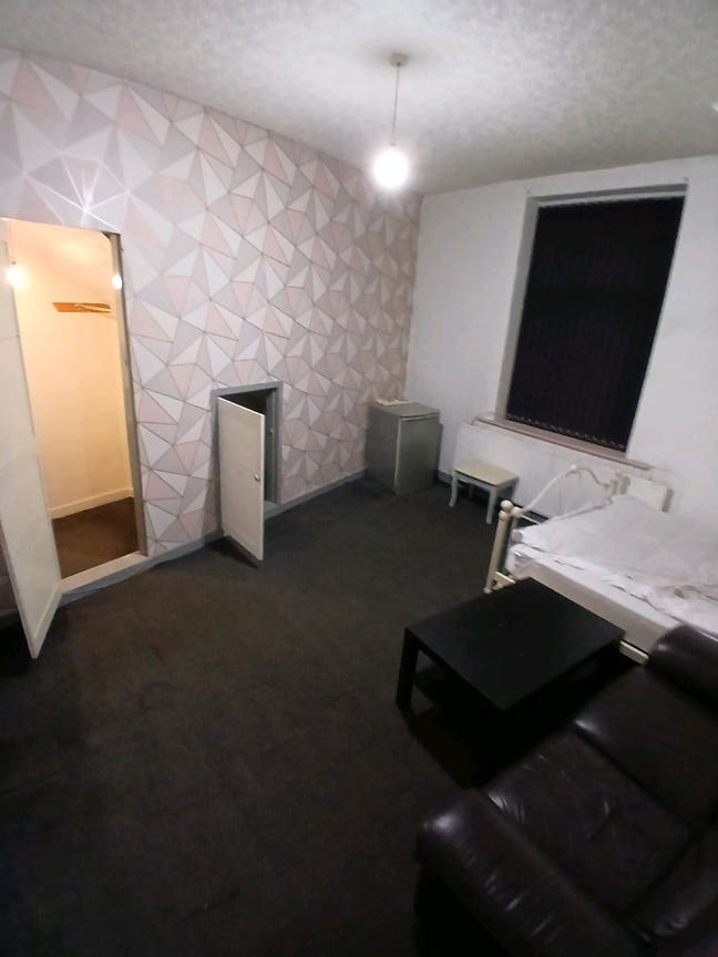 We have three rooms available  Main Photo