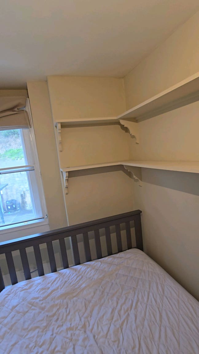 One single bed room to rent on a great location Main Photo