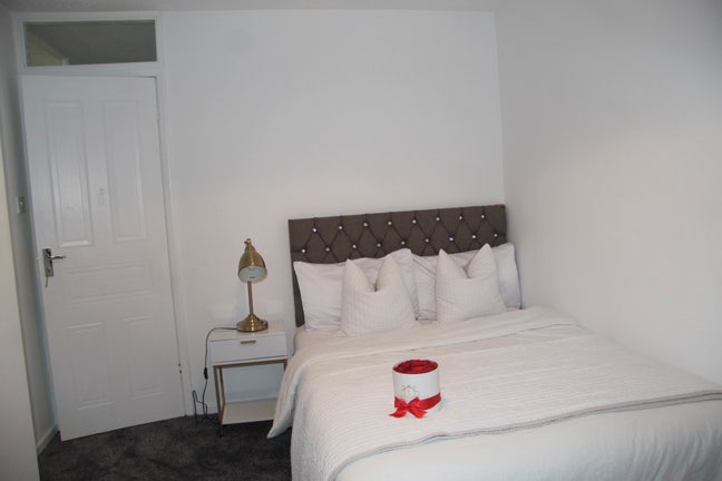 Spacious Double room in a newly refurbished house  Main Photo