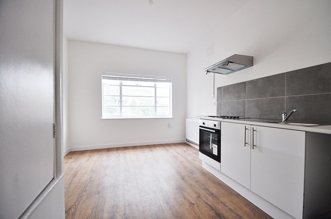 A beautiful 2 bedroom property in Bromley BR1 Main Photo